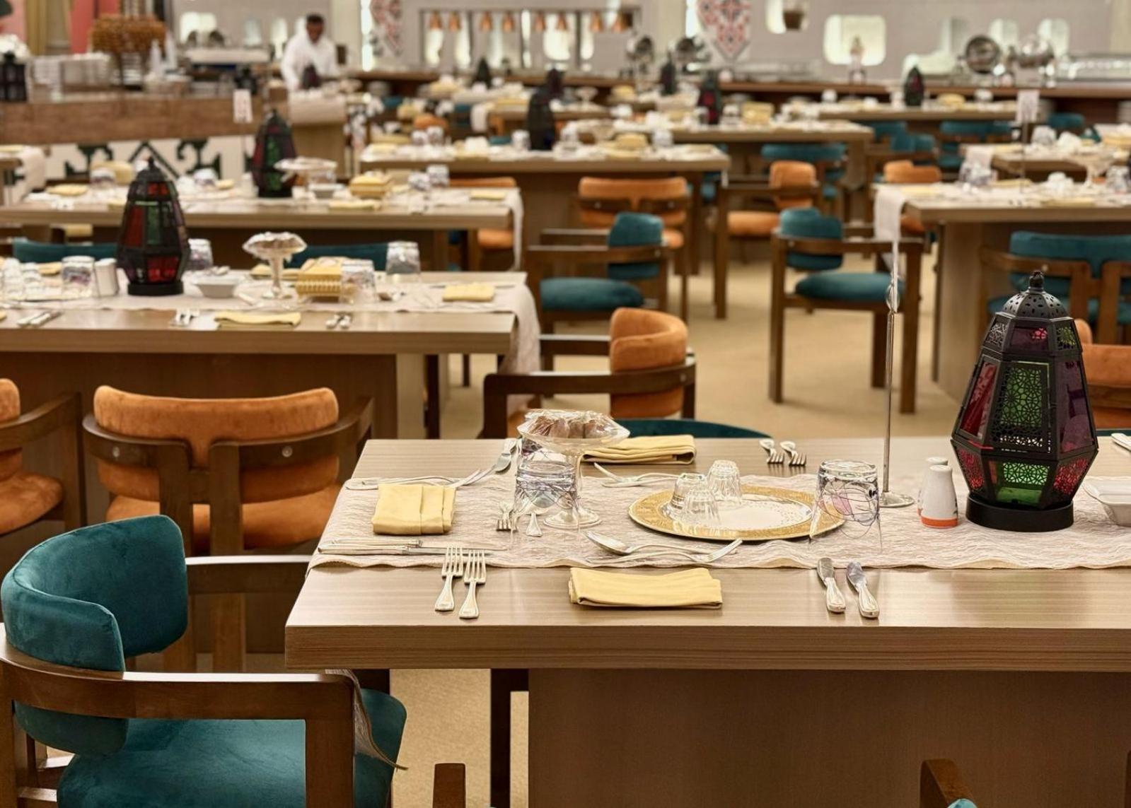 더 베뉴 제다 코니시 외부 사진 The dining room at the Emirates Lounge at Dubai International Airport